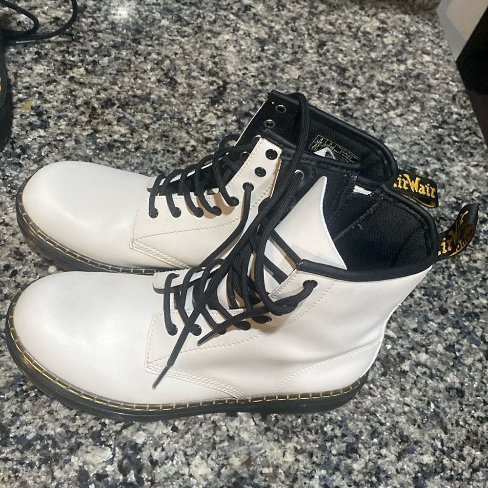 Dr. Martens Zavalay white boots women Sz 7